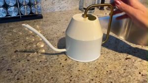 IKEA VATTENKRASSE บัวรดน้ำ  น้ำเงินเข้มfhkสีทอง 0.9 ลิตร