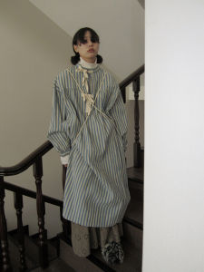 Váy Sơ Mi Dài Tay Kẻ Sọc Phong Cách Lười Biếng 3 Tháng Cho Nữ 2025 Thiết Kế Mới Váy Dài Cotton Dáng Rộng Cổ Tròn