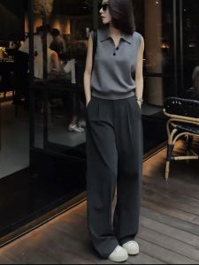 เสื้อกั๊กถักแขนกุดคอปกสีพื้นทรงเข้ารูปเอวสูง กางเกงขายาวทรงหลวม ชุดสองชิ้น แฟชั่นสำหรับผู้หญิง ฤดูร้อน 2024