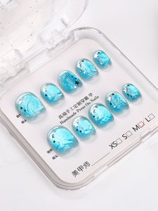 เล็บแต่งตัวแบบสวมใส่ทำด้วยมือสีน้ำเงินเรียบง่ายพร้อมหินกึ่งมีค่ารูปตาแมว ชุดเล็บฝังเล็บสั้นสีขาวอันประหลาดใจอินส์