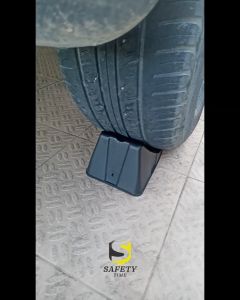 ที่หนุนล้อรถแบบ Plastic HDPE สีดำ น้ำหนักเบา แข็งแรง ทนทาน Chock Block ที่ห้ามล้อ ยางห้ามล้อ ไม้หมอนหนุนล้อ Wheel Chock อุปกรณ์ห้ามล้อรถ ใช้งานยาวนาน