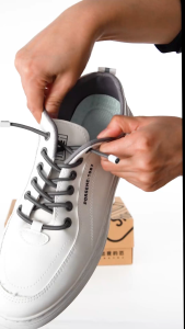 รองเท้าผู้ชายสไตล์ใหม่ Casual หนังแท้ สีดำ-ขาวทึบ รองเท้าออฟฟิศสำหรับช่วงไว้ทุกข์ เวอร์ชันเกาหลี แฟชั่นเทรนด์ รองเท้าสปอร์ตชาย รองเท้าส้นบอร์ดสีขาว