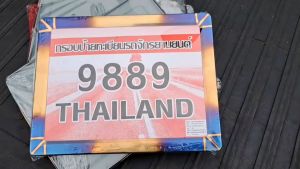 ป้านทะเบียนมอเตอร์ไซค์ แถมน็อตฟรี สำหรับมอเตอร์ไซค์ สีไทเทลายตีนไก่ ขนาดที่ 5.5x10cm รวม 4 ปรากฏเต็มซอฟต์แวร์ แคมโโน สำหรับผู้ชาย และผู้ชายช่วงหน้า