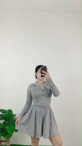 ชุดเซ็ตไซส์มินิแฟชั่นสุดชิค เสื้อบางซิปเก๋ๆ คู่กับกางเกงขาสั้นทรงน่ารัก