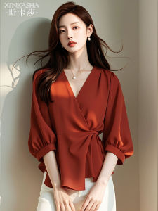 เสื้อเชิ้ตผ้าชีฟองคอวีสีแดงสไตล์ฝรั่งเศสสำหรับผู้หญิง เสื้อเชิ้ตแขนยาวสามส่วนสำหรับเดินทางไปทำงานในฤดูใบไม้ร่วง