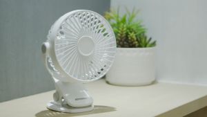Kipas Angin Jepit Portabel Krisbow USB Charging mini Fan Ace Hardware
