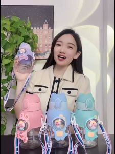 กระบอกน้ำพลาสติกแบบใส ขนาดพกพา กระบอกน้ำเด็ก ลายน่ารัก มีสายคล้อง สะดวก พร้อมบริการเสริมสวย