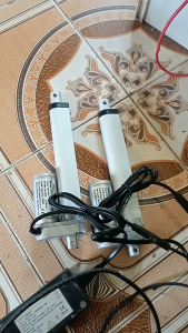Xi lanh điện 12 v /24v  hành trình 250mm lực nâng tối đa 1500N