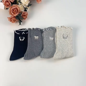 CEEKEY ถุงเท้าสำหรับสุภาพสตรีฤดูใบไม้ผลิและฤดูใบไม้ร่วงถุงเท้าขนาดกลาง ถุงเท้าผ้าฝ้ายปักโบว์ ถุงเท้ากอง ถุงเท้าลูกไม้ลูกไม้