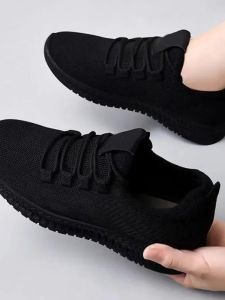 รองเท้าทำงานส้นแบนพื้นนุ่มสีดำบริสุทธิ์สำหรับใส่ไปทำงานในครัว รองเท้าผ้าปักสไตล์ปักกิ่งโบราณสำหรับผู้หญิง รองเท้าลำลองฤดูใบไม้ผลิ 2024