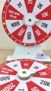 Vòng quay lì xì 10 ô hot trend 2026 trắng đỏ bằng gỗ MDF chống nước an toàn