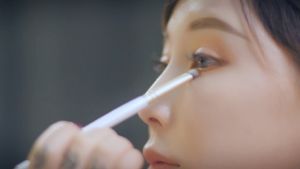 Lady Q ชุดแปรงแต่งหน้า อายแชโดว์ 3 ชิ้น ST03P แปรงอายแชโดว์ 3 ขนาด ใหญ่ กลาง เล็ก ขนแปรงสีทอง หนานุ่ม ติดสีง่าย + ช่างแต่งหน้ามืออาชีพไว้วางใจ - สีชมพู