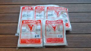 ถุงหูหิ้ว ตรา "นกแก้วแดง ถุงพลาสติก ใส่อาหารได้ ไรกลิ่น คุณภาพดี เกรด A น้ำหนัก 500 กรัม มีหลายขนาด