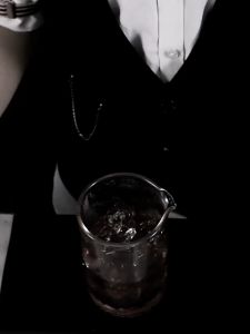 Muỗng khuấy quầy Bar 2 đầu Bar spoons được dùng để khuấy các thành phần của cocktail mà không cần phải lắc trong bartender. Tay cầm của bar spoons có dạng xoắn dùng chế rượu hoặc siro để phân tầng trong pha chế.