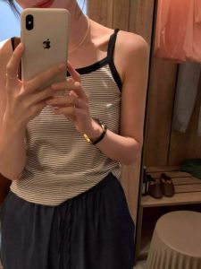 พบกับเสื้อสเวตเตอร์ Goddess สําหรับผู้หญิง ลายทางบล็อคสีและสายรัด ไม่มีแขน ผ้าฝ้าย เส้นใยยางยืดโพลียูรีเทน