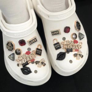 หัวเข็มขัดรองเท้าติดเพชรติดคริสตัลแบบถอดได้ของตกแต่งรองเท้าไฮเอนด์สไตล์หรูหรา18ชิ้นสำหรับ Crocs