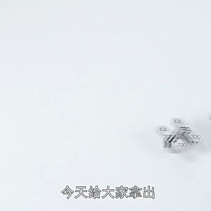 Bản lề chữ thập giấu kín giúp cửa đóng mở êm ái