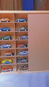Rak Hot Wheels Isi 28 Slot Bahan Kayu Dilengkapi Penutup MDF Bisa Gantung Rak Gantung