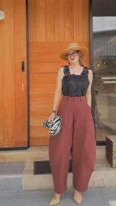 กางเกงทรงพองขาบานพิเศษสุดฮิตจาก Mirror Sister ใส่แล้วเพรียว เก็บทรงสวย แมทช์ง่ายทั้งสายหวาน สายเท่ หรือสายแฟ พองแบบพอดี ไม่บวม ไม่เทอะทะแน่นอน2สี : Chestnut Brown / Graphite Black