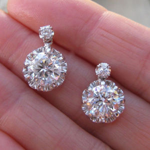 Huitan New Trendy Womens Earrings Silver Color White CZ Stone Chic Accessories Versatile Design Fashion Jewelry Wholesale