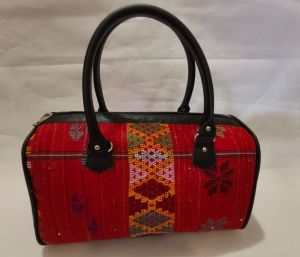 Tas pesta wanita bahan ulos