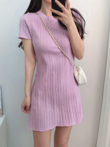 ชุดเดรสสั้นถักหลวมๆ สำหรับผู้หญิง ชุดเดรสแขนสั้นถักแบบลำลอง กระโปรงทรงเอ คอกลม ลายทาง สไตล์ยุโรป ฤดูร้อน 2025