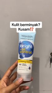 Wardah Perfect Bright Creamy Foam 100ml: Facial Wash untuk Kulit Berminyak & Mengontrol Produksi Minyak