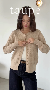 Taupe.brand - Mira Cardigan เสื้อคาร์ดิแกนถักลายเปียนูนทั้งตัว ดีไซน์เรียบหรู มาพร้อมกระดุมสีทองเรียงด้านหน้า ผลิตจากผ้านุ่ม หนาปานกลาง สวมใส่สบายและอยู่ทรงสวย แมตช์ได้กับทั้งลุคทำงานและวันสบาย ๆ เป็นชิ้นเดียวที่เอาอยู่ทุกโอกาส
