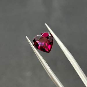 1650gar16- ĐÁ GARNET RHODOLITE HỒNG TÍM THIÊN NHIÊN KHÔNG XỬ   ( thông số trong ảnh chụp) 1.65 Carat