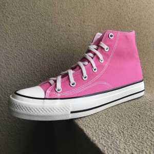 รองเท้าผ้าใบสีขาว Pure White High Top สำหรับทั้งชายและหญิง รองเท้าลำลองกีฬา ทรงหัวมน พื้นยาง รองเท้าผ้าใบสไตล์เกาหลี