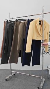 ไม้แขวนเสื้อ ไม้แขวนสูทพลาสติก รุ่น 228  มีร่อง มีกันลื่น  มีร่องคล้องสายเสื้อ 12 ไม้