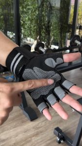 ถุงมือฟิตเนส (1คู่) ผ้าหนังกลับ เสริมซิลิโคนกันลื่นที่ฝ่ามือ สายรัดข้อมือผ้าแคนวาสหนา