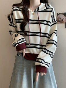 เสื้อสเวตเตอร์ฮู้ดลายทางสไตล์อเมริกัน ทรงหลวม แขนยาว สำหรับผู้หญิง ฤดูใบไม้ร่วง/ฤดูหนาว 2025 ใหม่ ไซส์ใหญ่ แขนสั้น เสื้อผ้าทำงานสไตล์เกาหลี