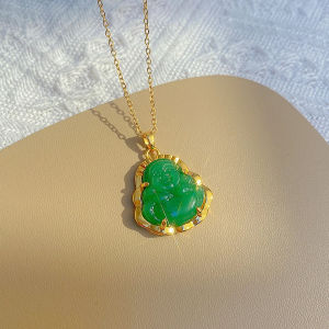 2025 สร้อยคอแบบใหม่ ผู้หญิง จี้รูปพระพุทธรูปประดับมรกตเทียม สร้อยคอทอง สีทราย พร้อมตัวล็อคแบบโซ่ เครื่องประดับแท้ ดีไซน์ ทันสมัย