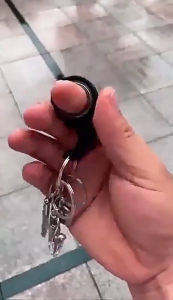 1pcs Fingertip Rotation Key Chains Keyholder Noctilucent Decompression Spinner Anti Anxiety Bearing Light Hanging Key Rings