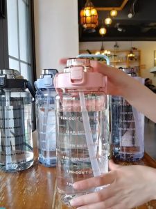 2 ลิตร ขวดน้ําพกพา กระบอกน้ำ 2 วิธี ถอดหลอดออกได้ กระติกน้ำ วัสดุกันตก ปลอดภัยและ BPA เปิดฝาครอบ/ดื่มได้ 2 วิธี ูปกลาย