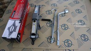Set Paket Dongkrak Mobil 1 Ton dan Kunci Roda 21 mm