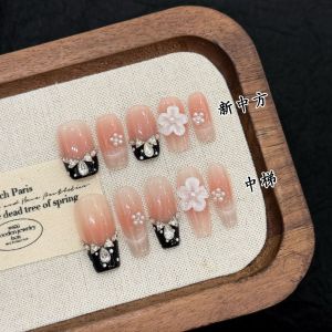 10pcs เกาหลีสไตล์ทําด้วยมือกดบนเล็บ 3D ดอกไม้สีขาว Blush บันไดเล็บปลอมสีดําสไตล์ฝรั่งเศสเพชรตกแต่งเล็บปลอม