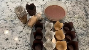 50Pcs Cake Paper Cups Tulip Muffin Cupcake Heat Resisting Muffin Cups Oilproof Cupcake Liner Bakeware Baking Cups for Wedding Party