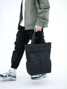 BAGB062 กระเป๋า Tote Bag แต่มาพร้อมฟังก์ชั่นจัดเต็ม ดีไชน์ทันสมัย ขนาดที่ลงตัว เนื้อผ้ากันน้ำซึมผ่าน