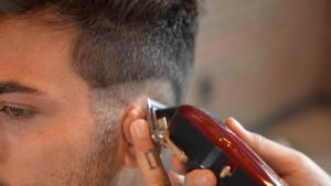 WAER Cordless Electric Hair Clipper For Men Adjustable Hair Trimmer Shaver Barber Salon Razor German Process Blade USB