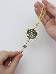 A round metal vehicle hanger of the hanging type with Islamic calligraphy design featuring a refined design sense.