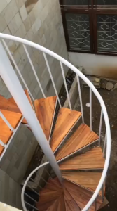 tangga putar pijakan kayu reling warna putih murah