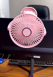 คลิปในพัดลมพร้อมไฟ พัดลมพกพา แรงลม 5 ระดับ แบบหนีบได้ แขวนได้ไฟกลางคืนปรับมุมได้ 720°ฟรี