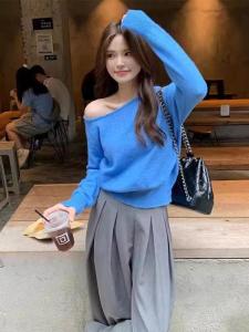 เสื้อสเวตเตอร์คอกลมแขนยาวสีน้ำเงินทรงหลวมสไตล์เกาหลีสำหรับผู้หญิง ฤดูใบไม้ร่วง 2024 แฟชั่นลำลอง