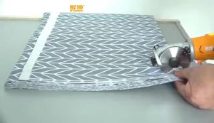 🚀【รับประกัน 10 ปี】【จัดส่งฟรี】220V เครื่องตัดผ้า เเบบมินิ พกพา มีดกลม 70mm ไฟฟ้า เครื่องตัดผ้าไฟฟ้า เครื่องตัดผ้า ที่ตัดผ้าไฟฟ้า เครื่องตัดผ้าเล็ก เครื่องตัดผ้าไฟฟ้า เครื่องตัดผ้าพกพัด ความหนาในการตัด 1-25 มม ใบมีดคม เหมาะสำหรับตัดหนังผ้ายีนส์ผ้าสิ่งทอฯลฯ