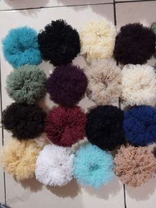 Ikat rambut scranchie jumbo berwarna-warni dengan desain ruffle untuk aksesoris rambut