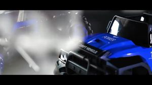 Xe điều khiển từ xa (RC) dành cho trẻ em có thiết kế xe cảnh sát với khả năng leo trèo và chạy địa hình