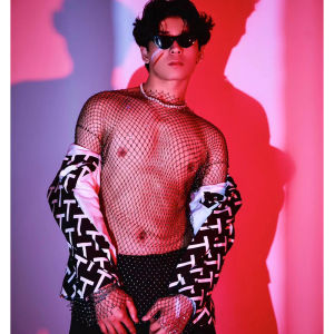 เซ็กซี่ เสื้อยืดแขนยาวผู้ชายประดับเพชรกระพริบ ตาข่าย ปาร์ตี้ซีทรู เสื้อท่อนบน ชุดชั้นในระยิบระยับเสื้อเต้นรําไนท์คลับ