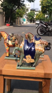 TƯỢNG NGỰA BÁCH HOA GỐM SỨ MỸ NGHỆ THỦ CÔNG NAM BỘ TRANG TRÍ DECOR TRƯNG BÀY SỰ KIỆN VẬT PHẨM PHONG THỦY QUÀ TẶNG